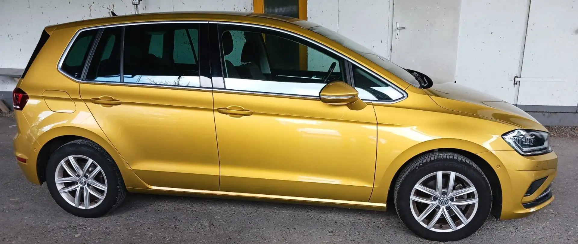 Volkswagen Golf Sportsvan Highline 1.5 TSI 96 kW DSG Navi Geel - 2