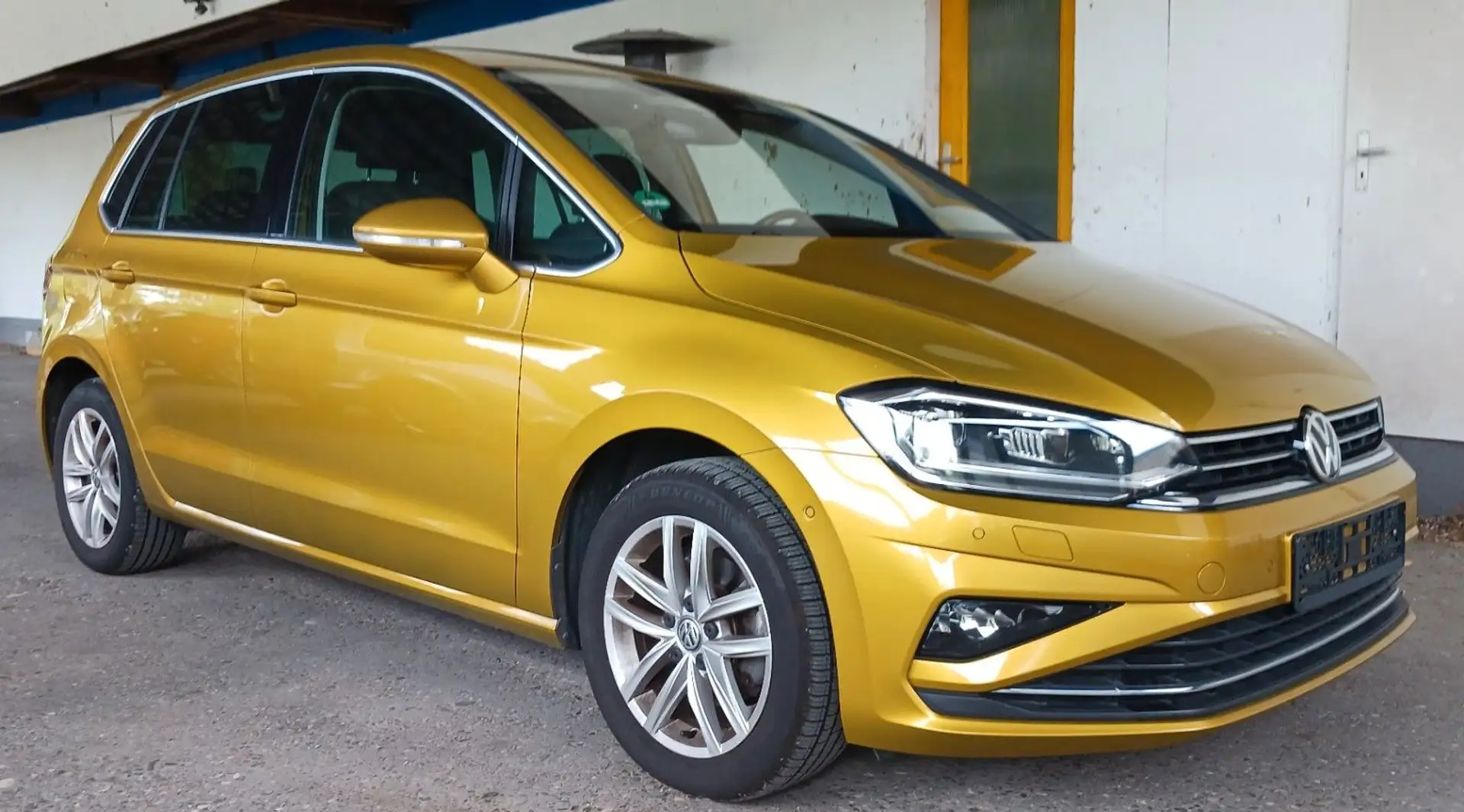 Volkswagen Golf Sportsvan Highline 1.5 TSI 96 kW DSG Navi Geel - 1