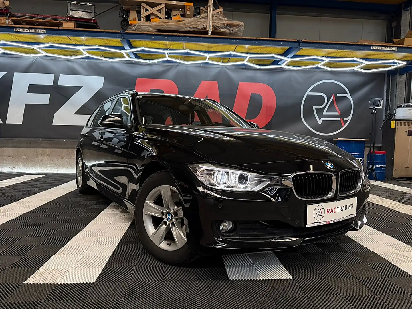 BMW 320 d xDrive Touring Österreich-Paket *SHZ* *NAVI* ... Schwarz - 2