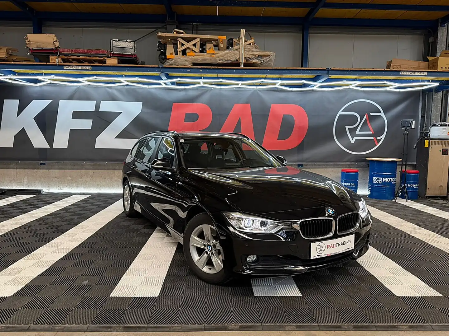 BMW 320 d xDrive Touring Österreich-Paket *SHZ* *NAVI* ... Schwarz - 1