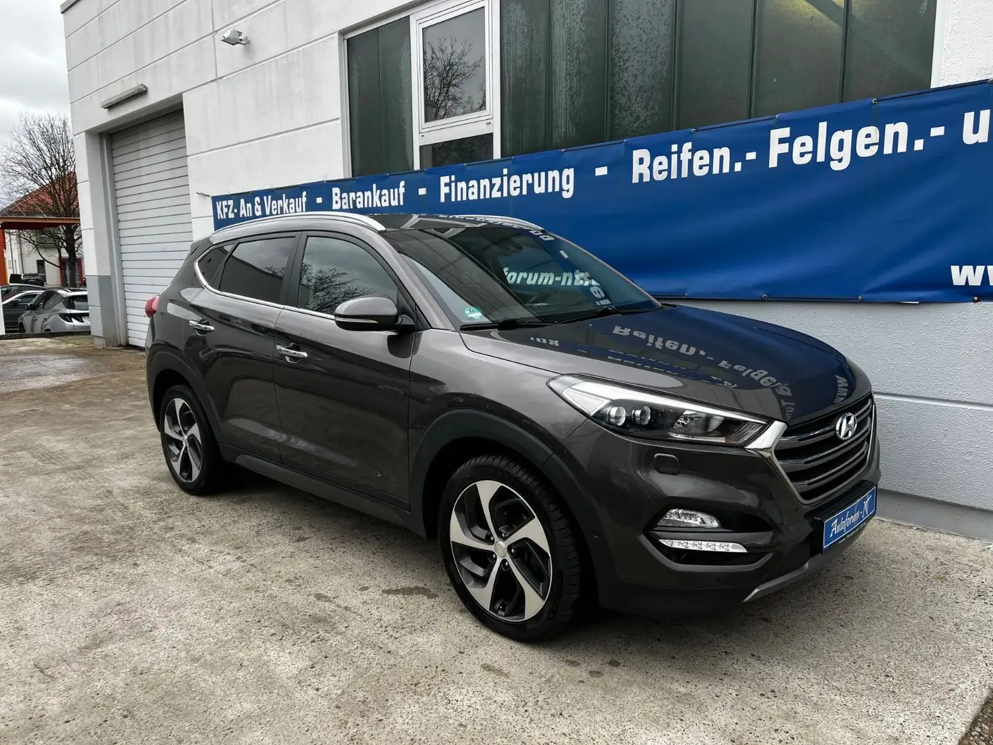 Hyundai TUCSON Premium 4WD Braun - 1