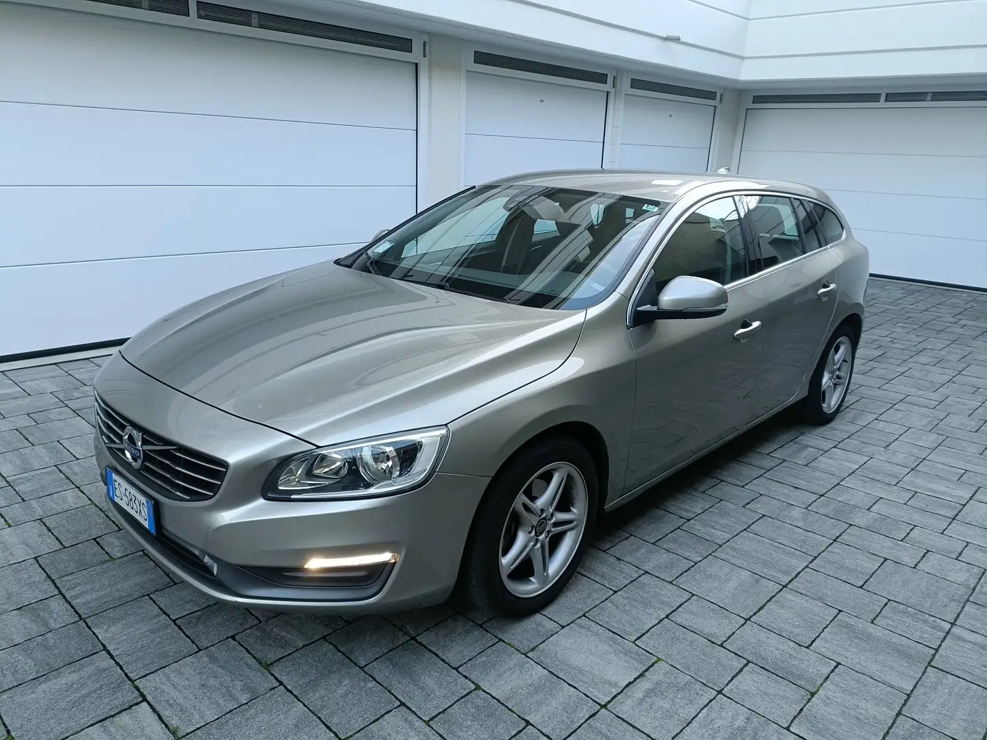 Volvo V60 2.0 D3 Momentum - 1