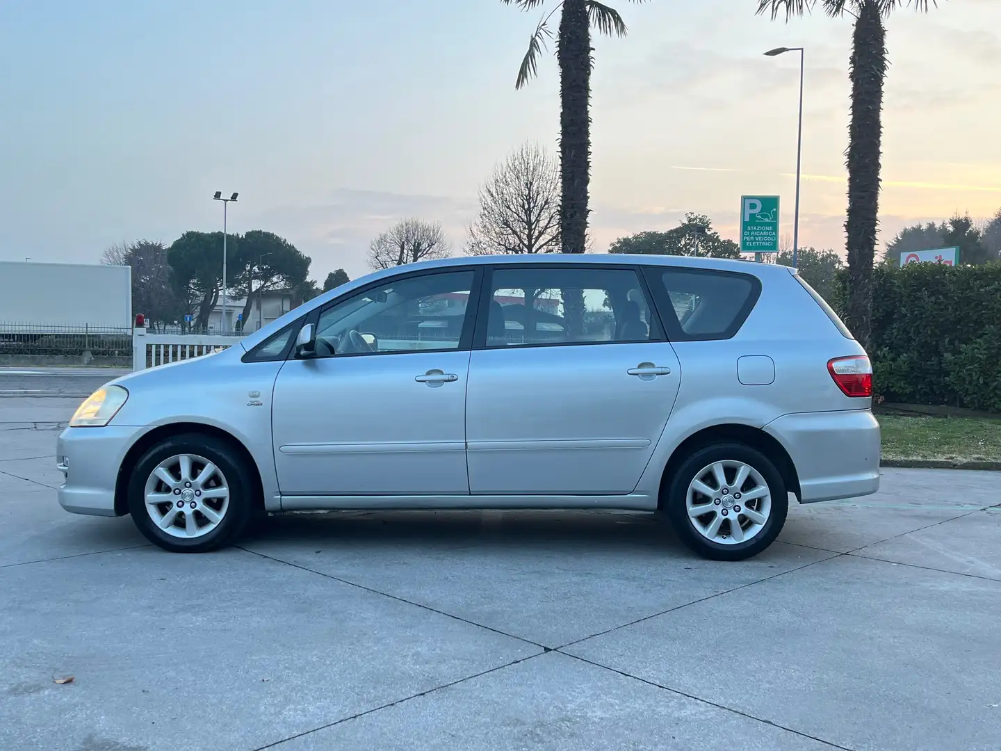 Toyota Avensis II 2005  Verso 2.0 td d-4d 16v 7 posti Silber - 2
