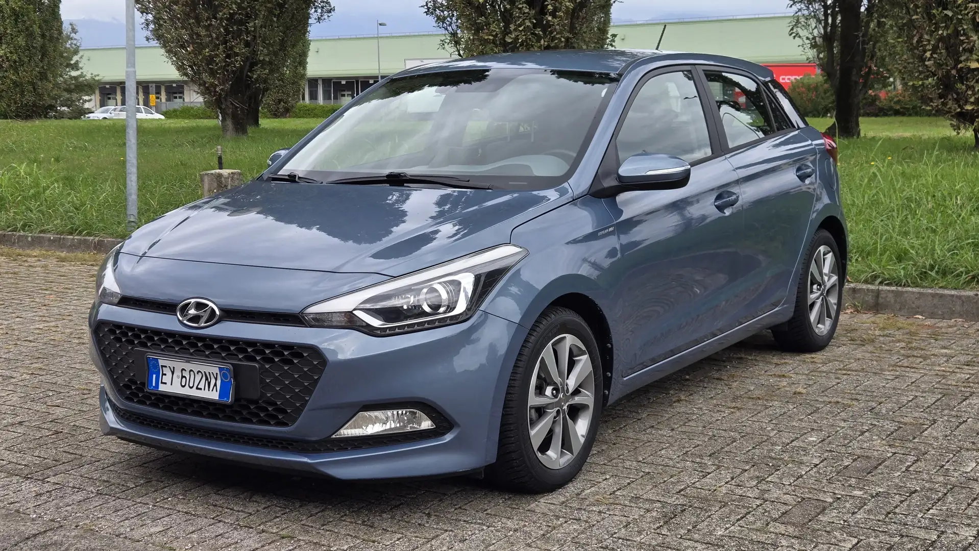 Hyundai i20 1.2 STYLE TAGLIANDI CASA MADRE Blau - 1