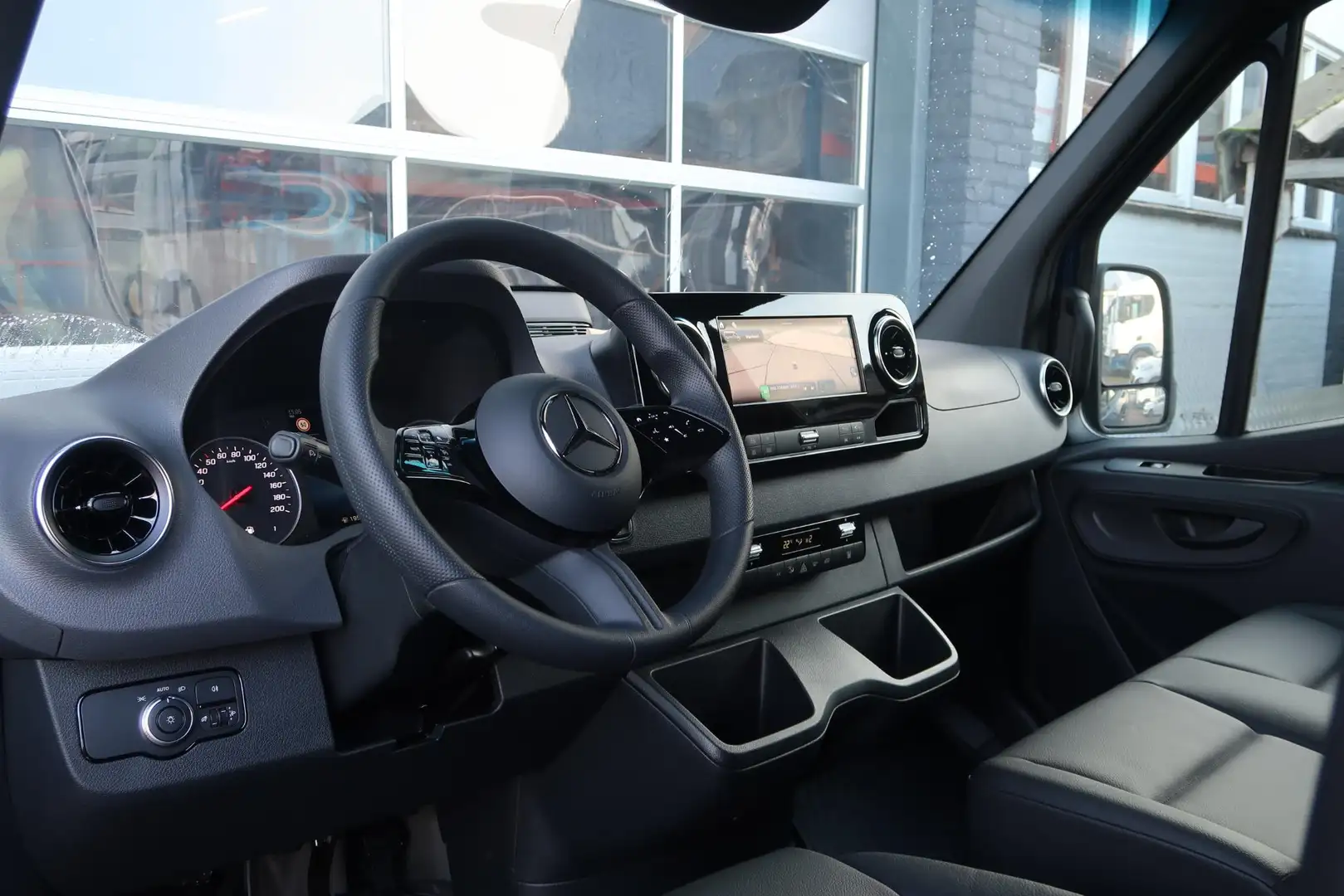 Mercedes-Benz Sprinter 519 CDI L2H1 AUT/ N2/ 5T/ ACC/ CAMERA/ MBUX GR/ TR Blauw - 2