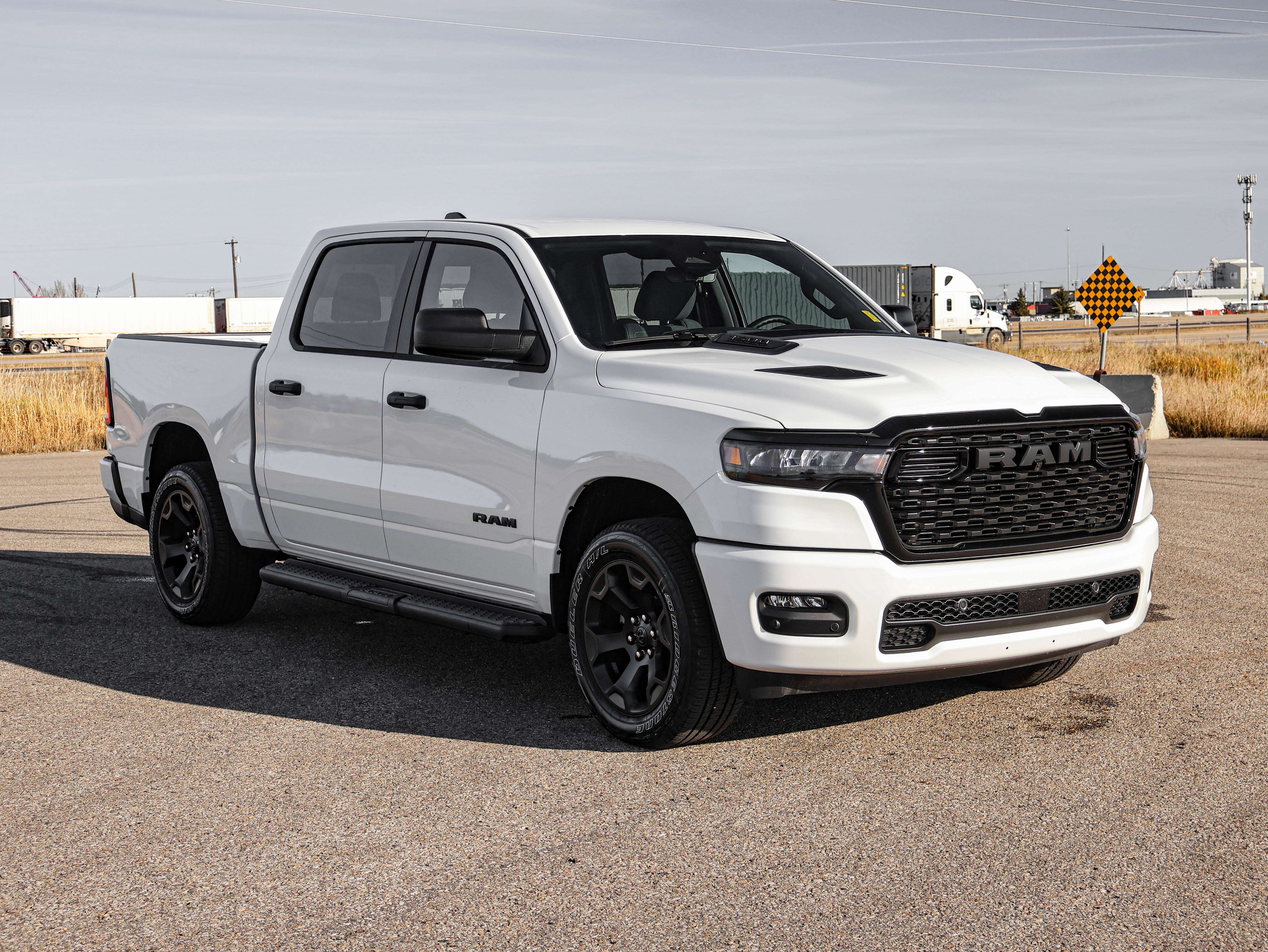 2026 RAM 1500 EXPRESS CREWCAB 4X4 — photo 5
