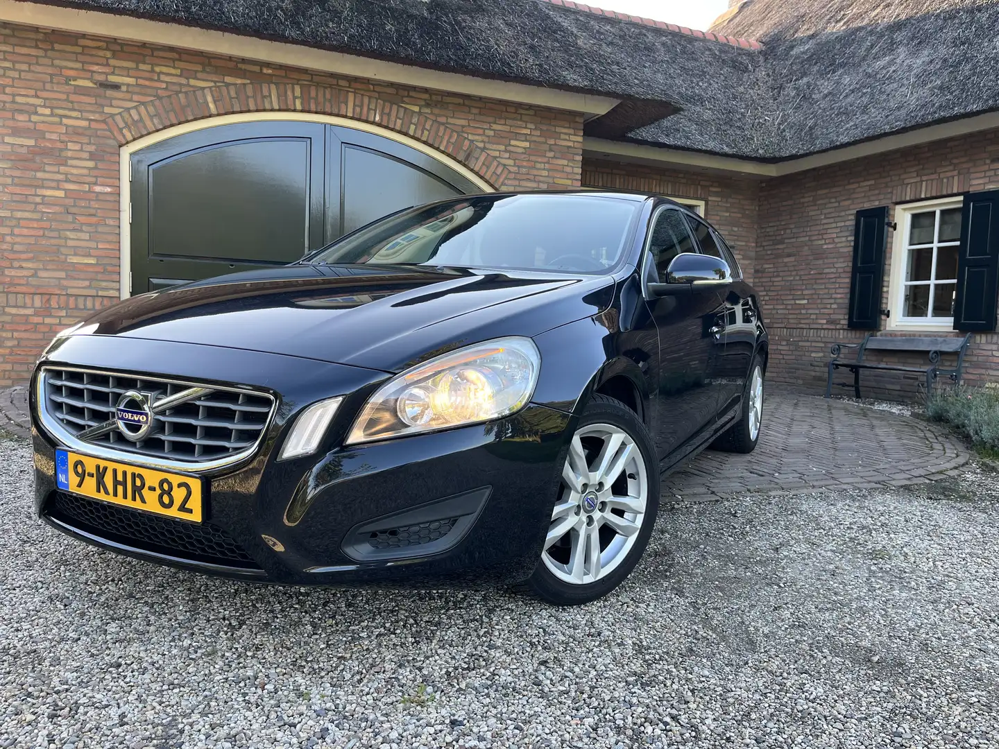 Volvo V60 1.6 T3 Momentum Automaat PDC Trekhaak nieuwe distr Zwart - 1