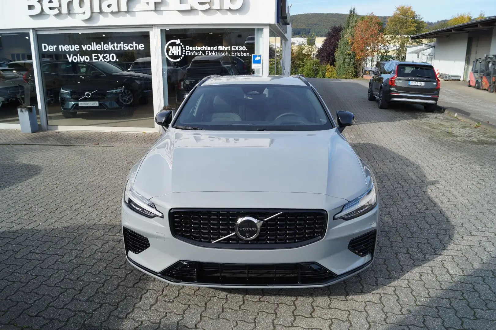 Volvo V60 T6 AWD Plug-in Hybrid Plus Dark Aut./HeadUp Grau - 1