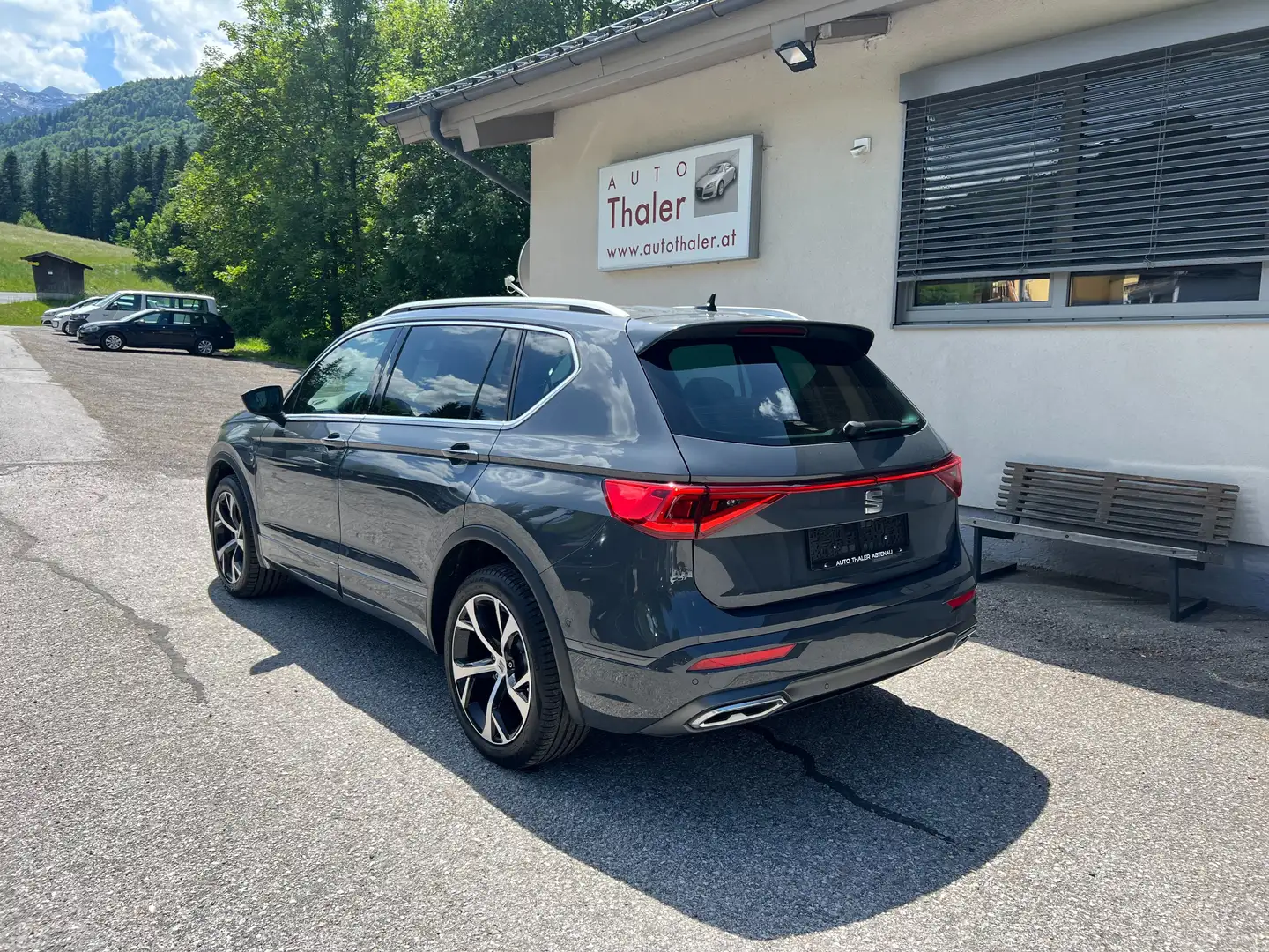 SEAT Tarraco 2,0 TDI FR DSG 4Drive 7 Sitzer Grau - 2