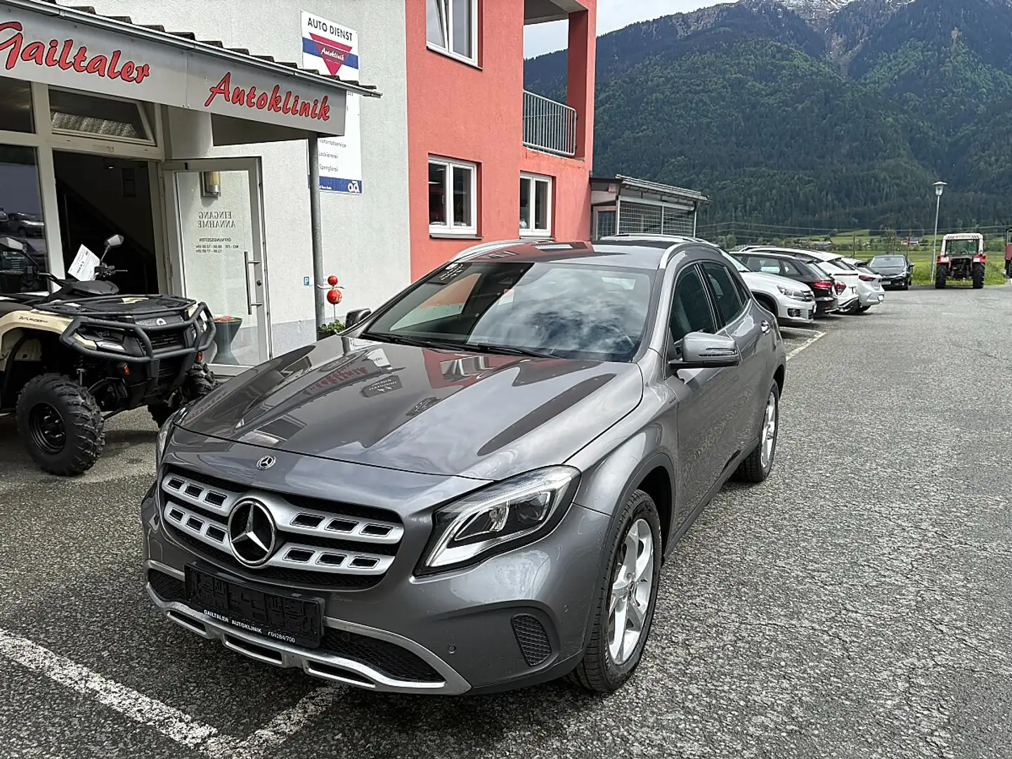 Mercedes-Benz GLA 200 d 4MATIC Aut. Grau - 1