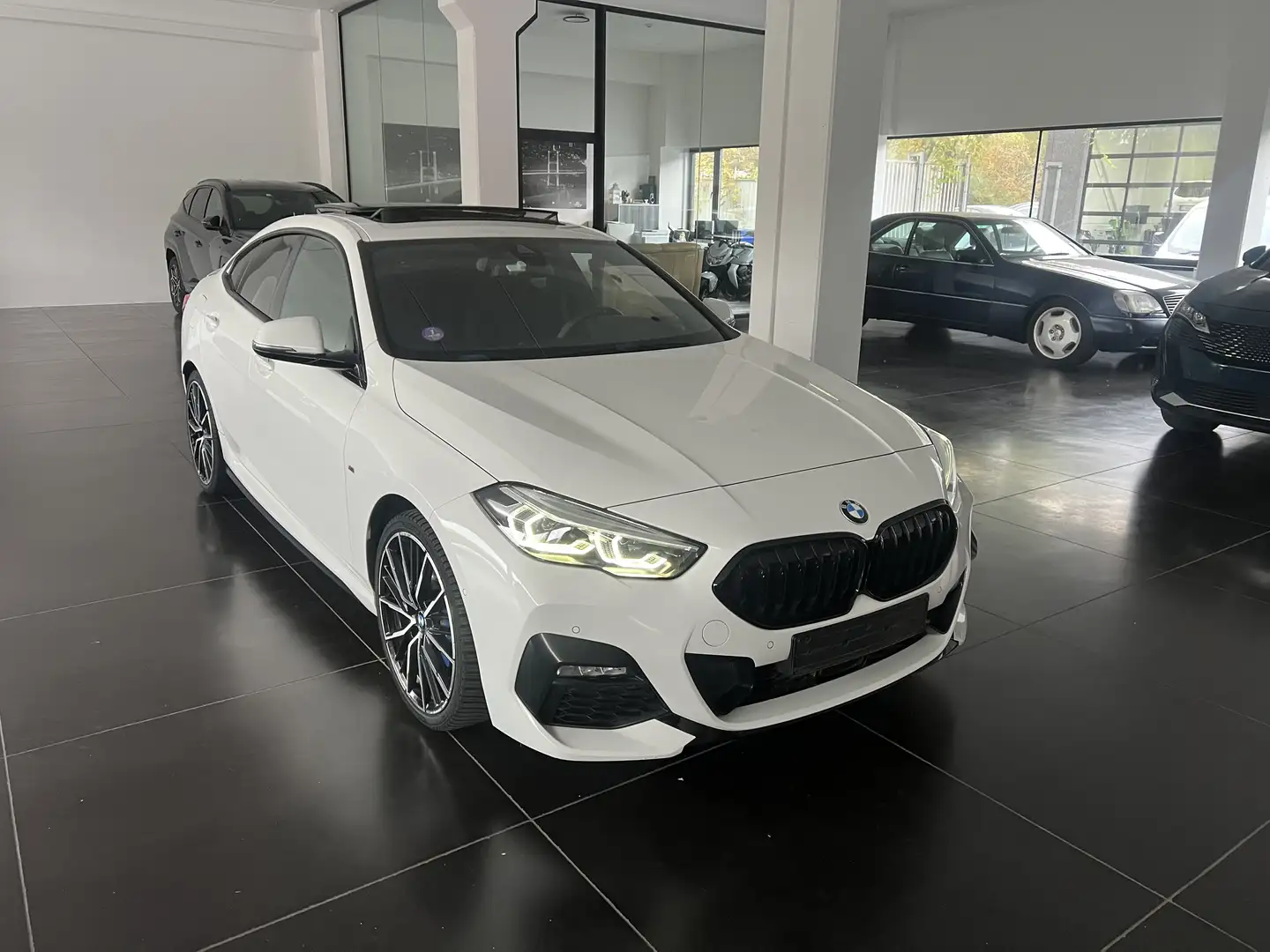 BMW 220 220i Gran Coupe Aut. M Sport panoramische dak ! Wit - 2