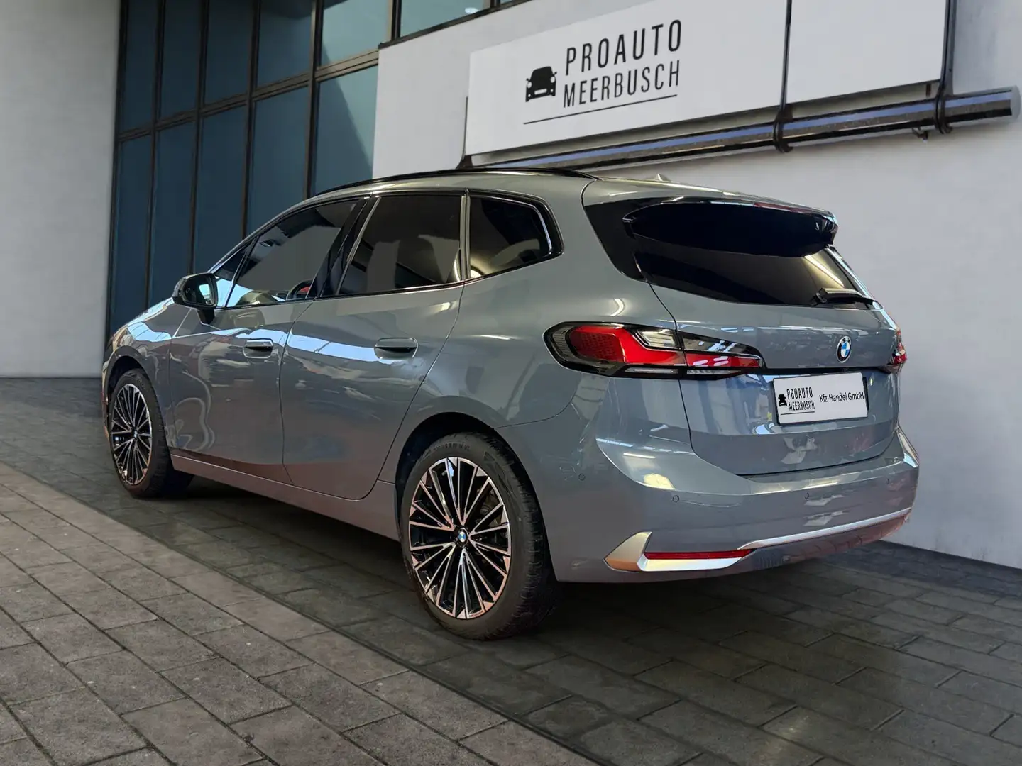 BMW 218 i Active Tourer Luxury Line AHK/MMRY/HUD/PANO Grau - 2