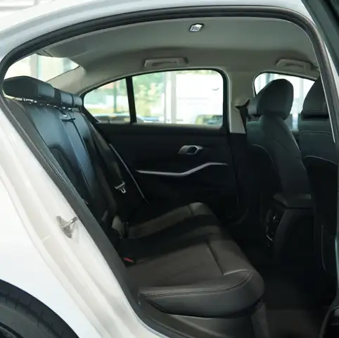 BMW 3 Series view 23