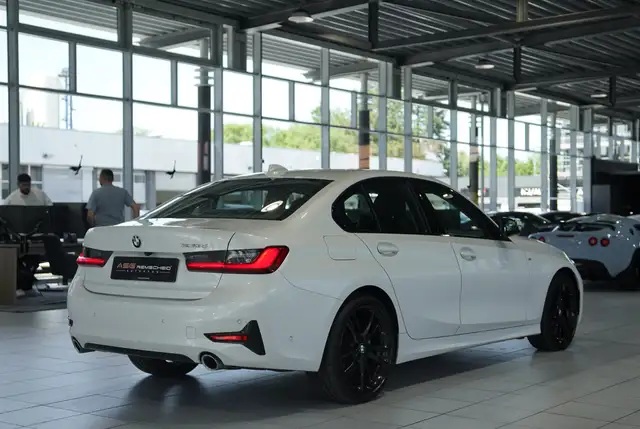BMW 3 Series view 9