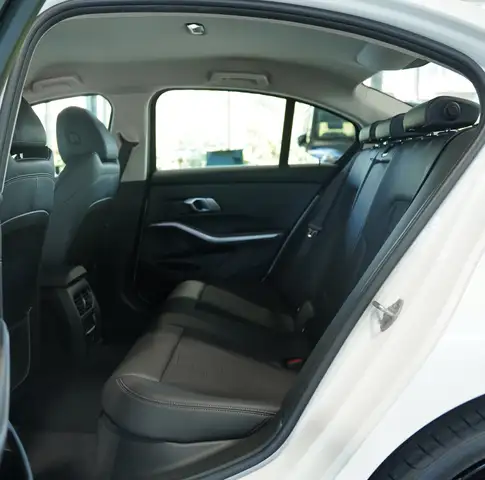 BMW 3 Series view 24