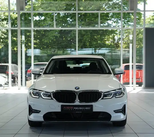 BMW 3 Series view 5