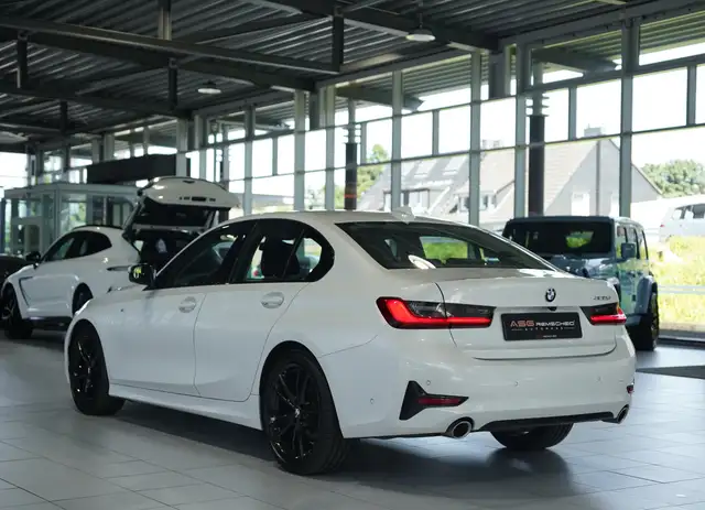 BMW 3 Series view 11
