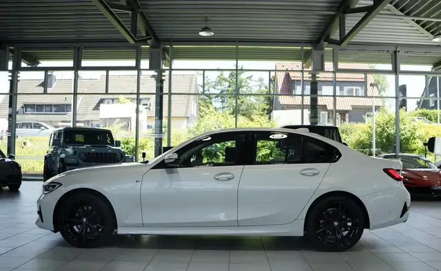 BMW 3 Series view 12