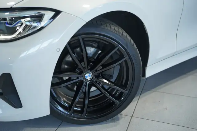 BMW 3 Series view 3