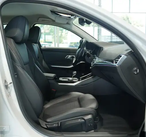 BMW 3 Series view 16