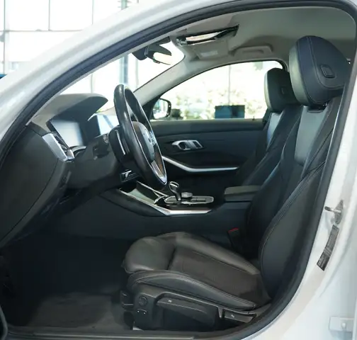 BMW 3 Series view 25