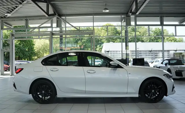 BMW 3 Series view 8