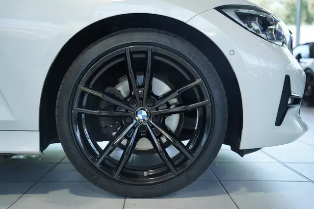 BMW 3 Series view 17
