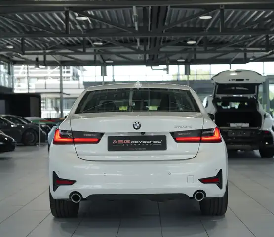 BMW 3 Series view 10