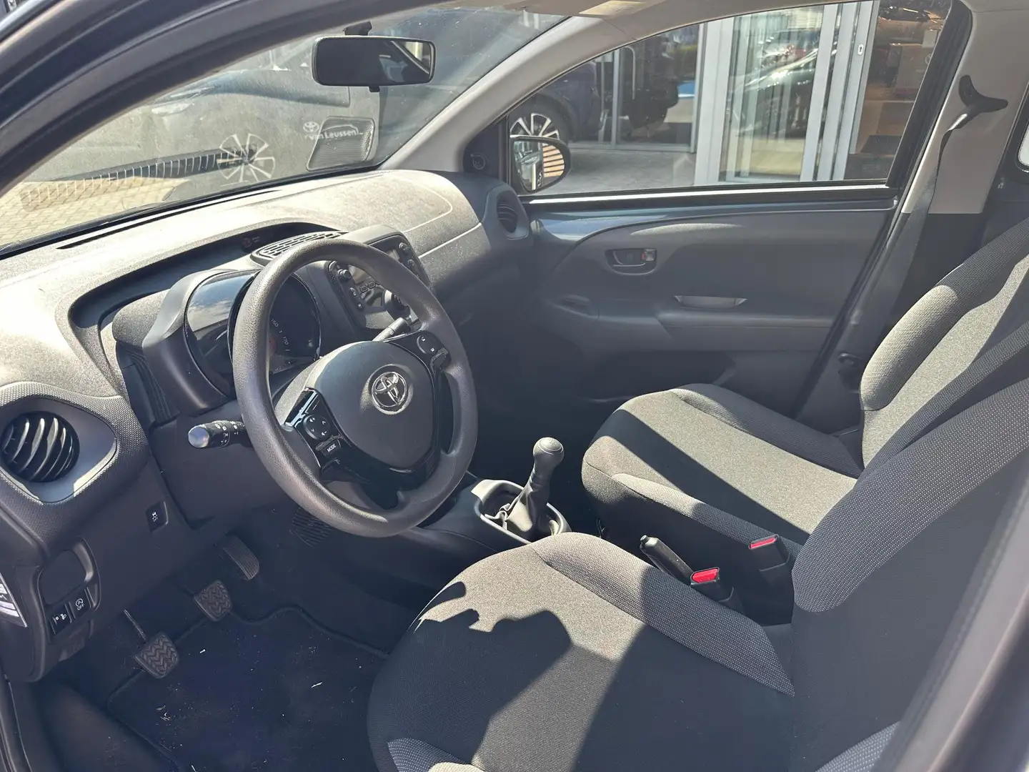Toyota Aygo 1.0 VVT-i x-fun NL-AUTO ALL-SEASON BANDEN AIRCO HA Grijs - 2