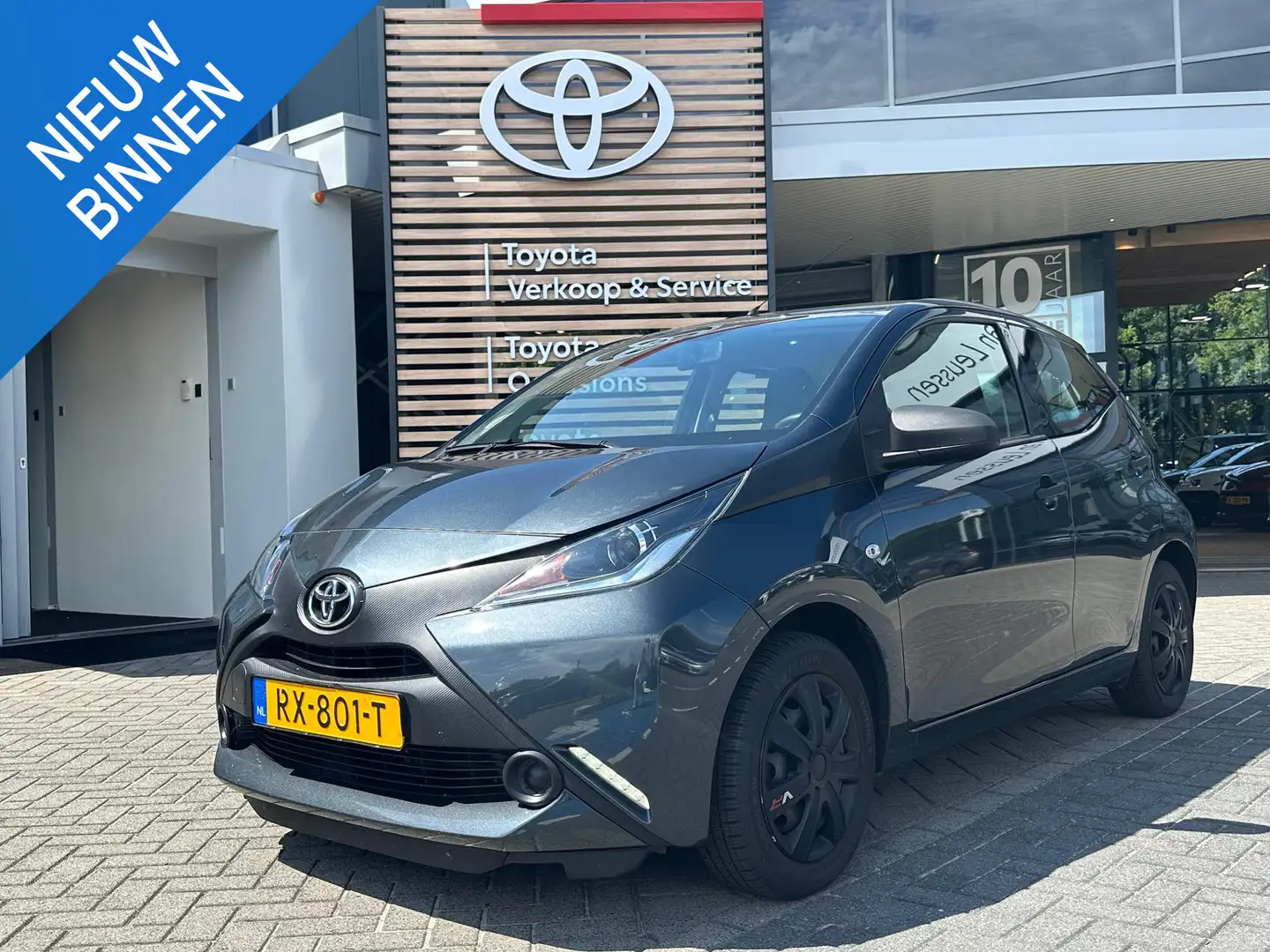 Toyota Aygo 1.0 VVT-i x-fun NL-AUTO ALL-SEASON BANDEN AIRCO HA Grijs - 1