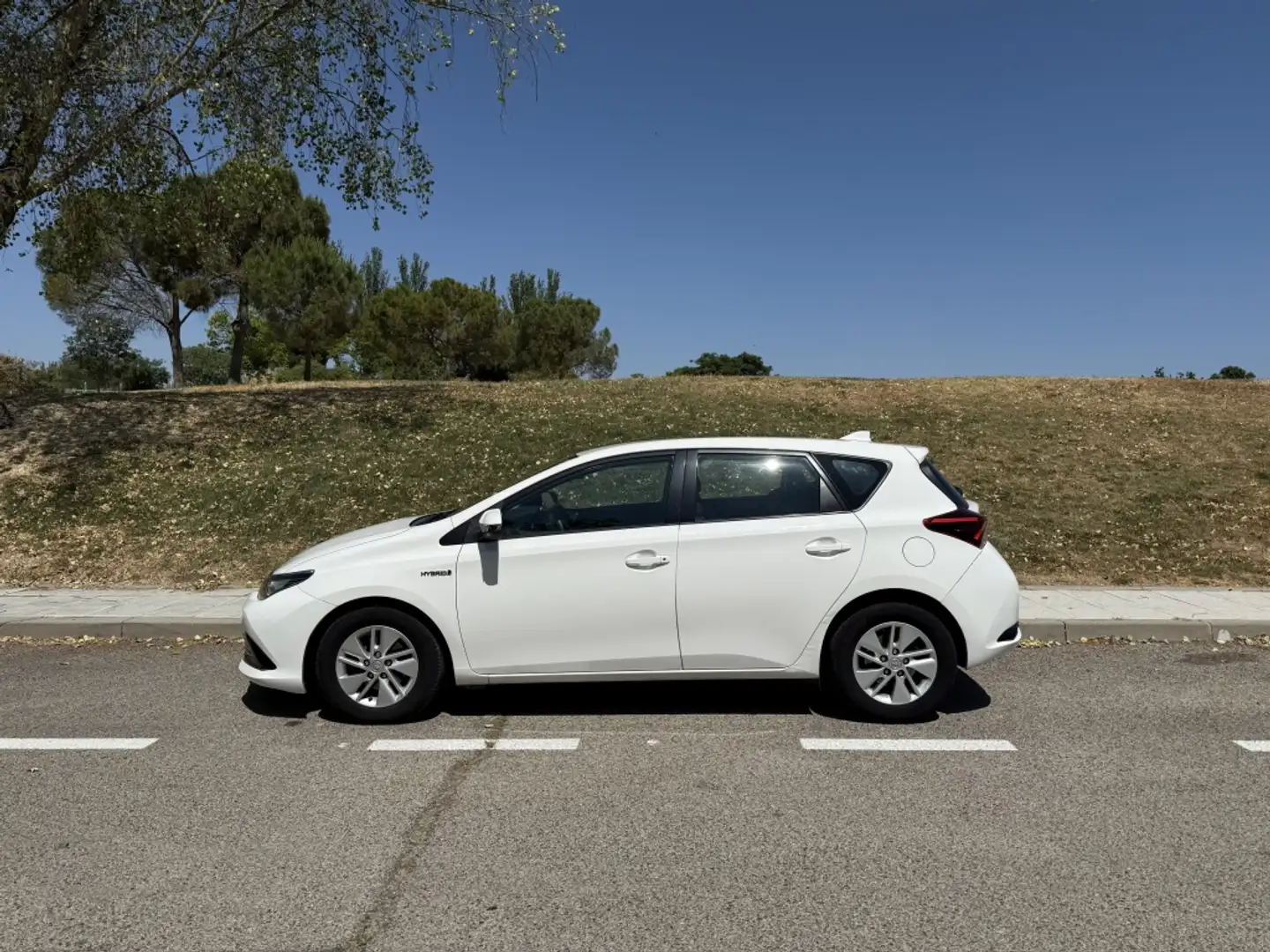 Toyota Auris hybrid 140H Active Business Plus Blanco - 1