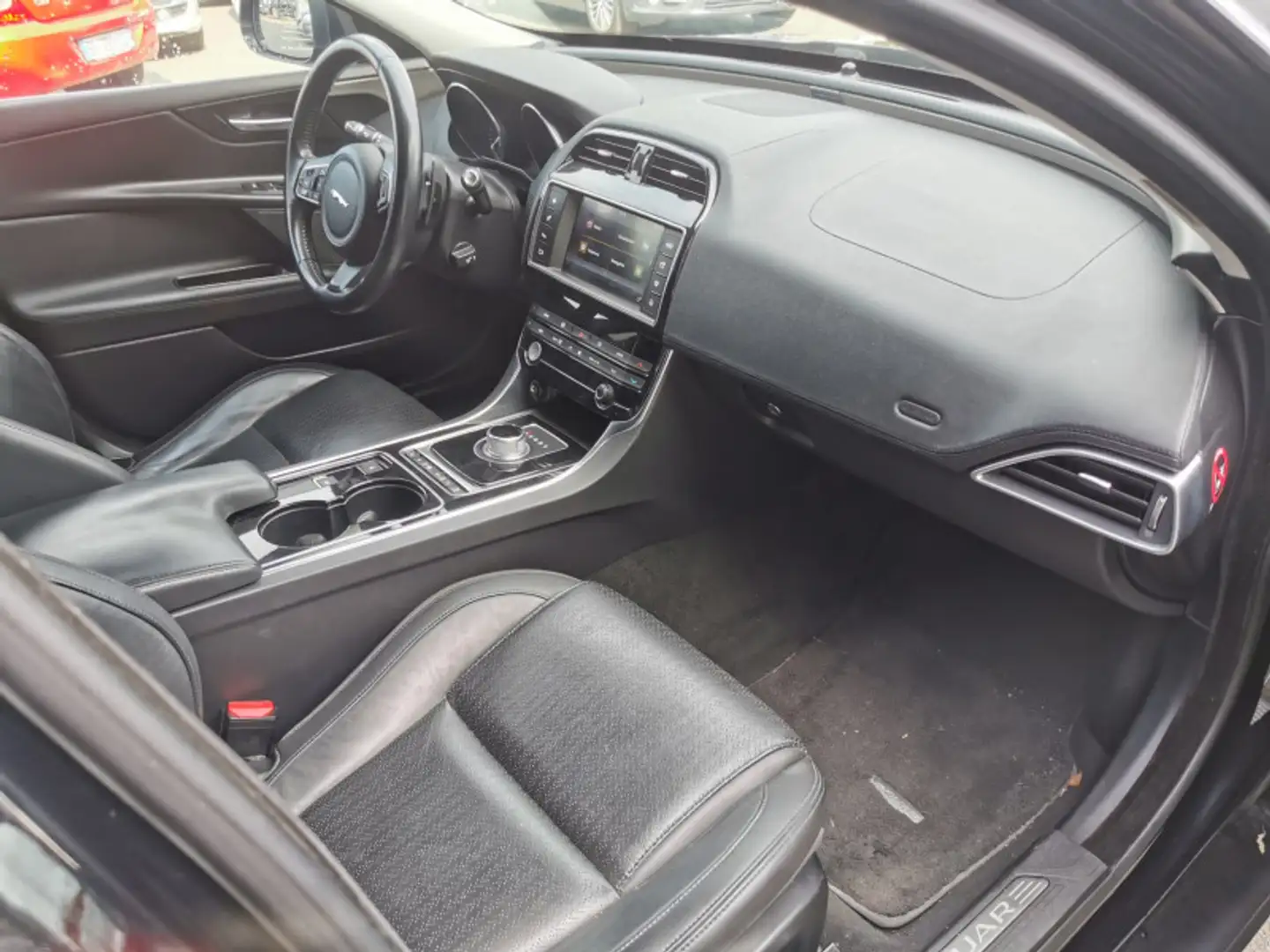 Jaguar XE 2.0D 180CH PORTFOLIO BVA8 Noir - 2