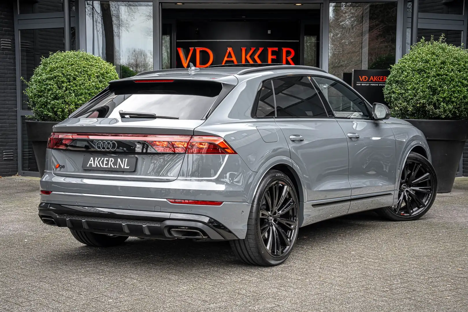 Audi Q8 60 TFSIe Np. €184k | Sportdiff. | Exclusive Lak Grau - 2