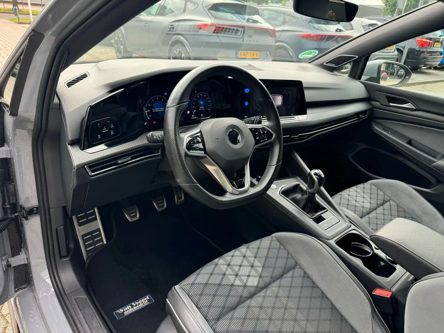 Volkswagen Golf 1.5 TSI R-Line virtual cockpit, navi, cruise, spor Grijs - 2
