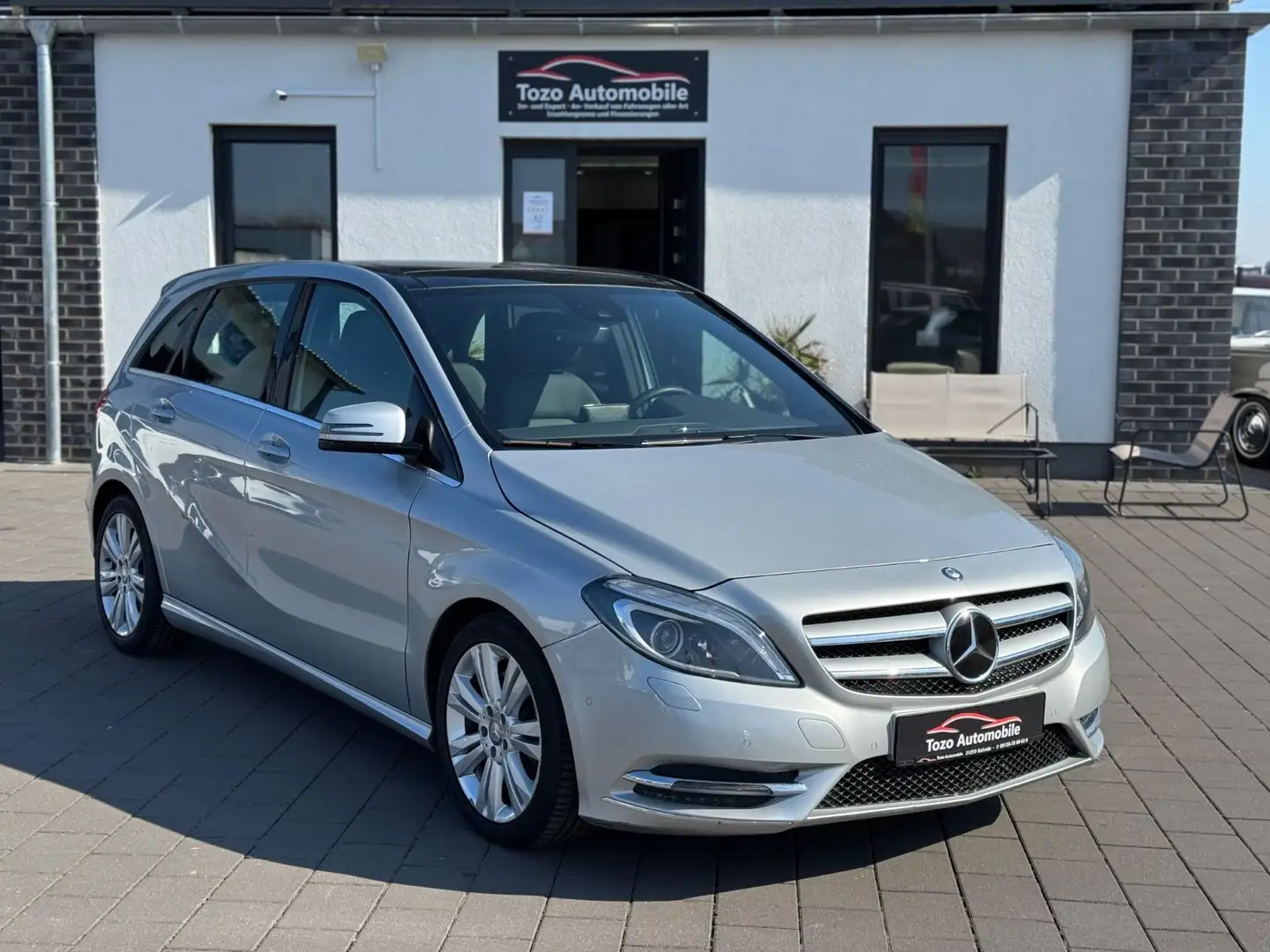 Mercedes-Benz B 250 *NAVI*KAMERA*LEDER*PANO*MEMORY*XENON*VOLL* Stříbrná - 1