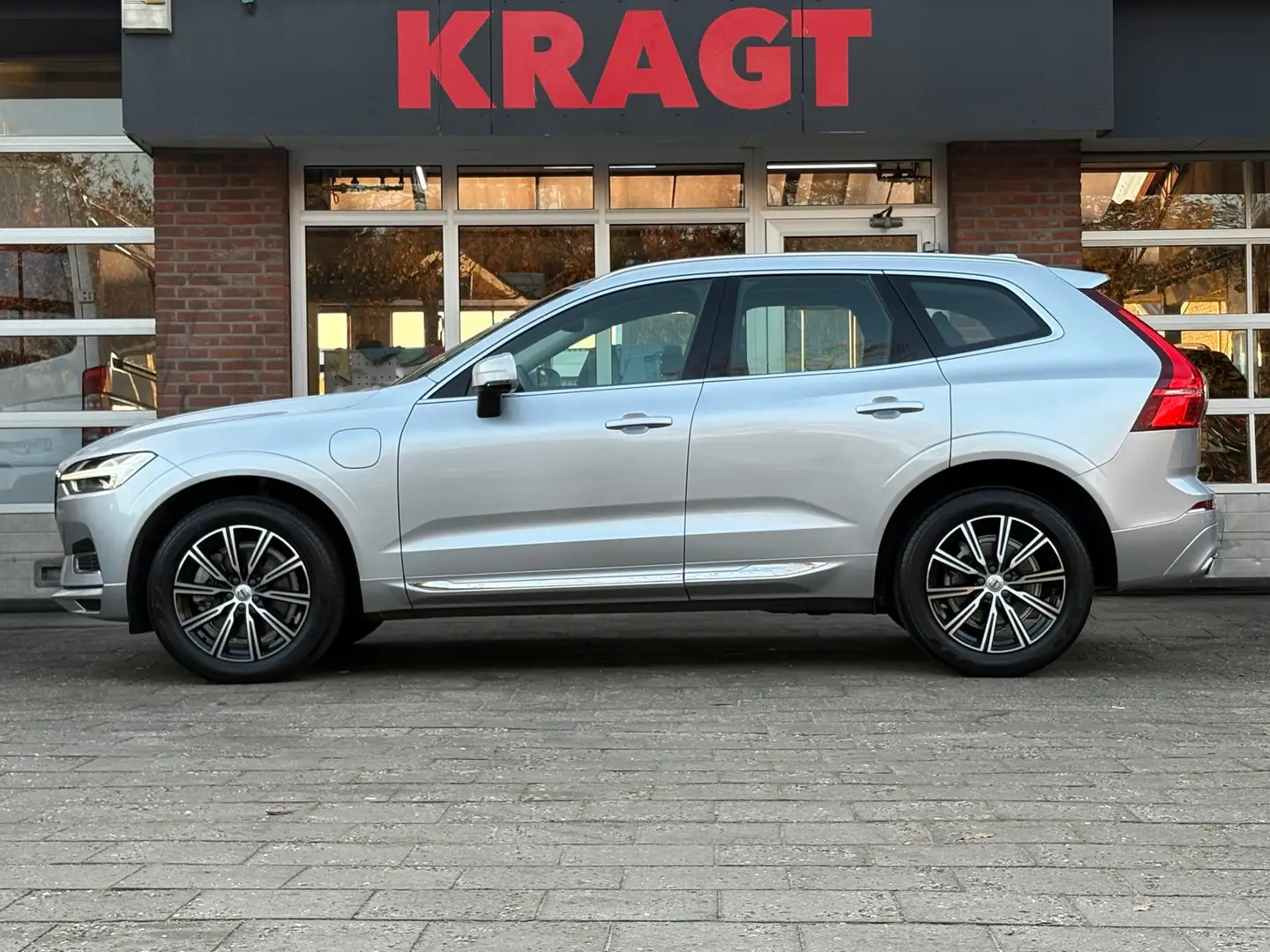 Volvo XC60 Inscription 2.0 T8 Twin Engine AWD 303 pk - Luchtv Grijs - 2