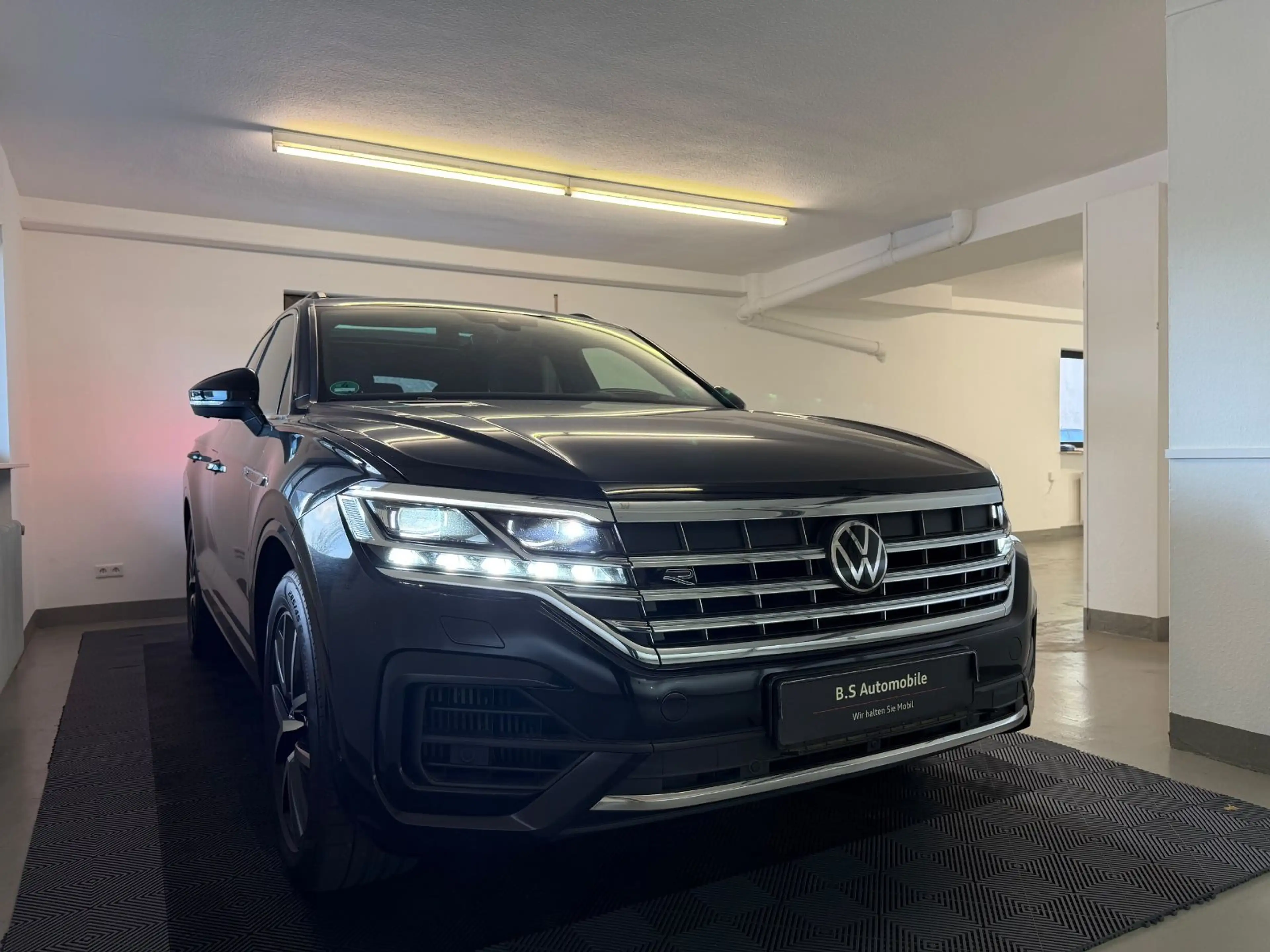 Volkswagen Touareg 3.0 TSI R-Line 4Motion Vollausstattung — photo 2
