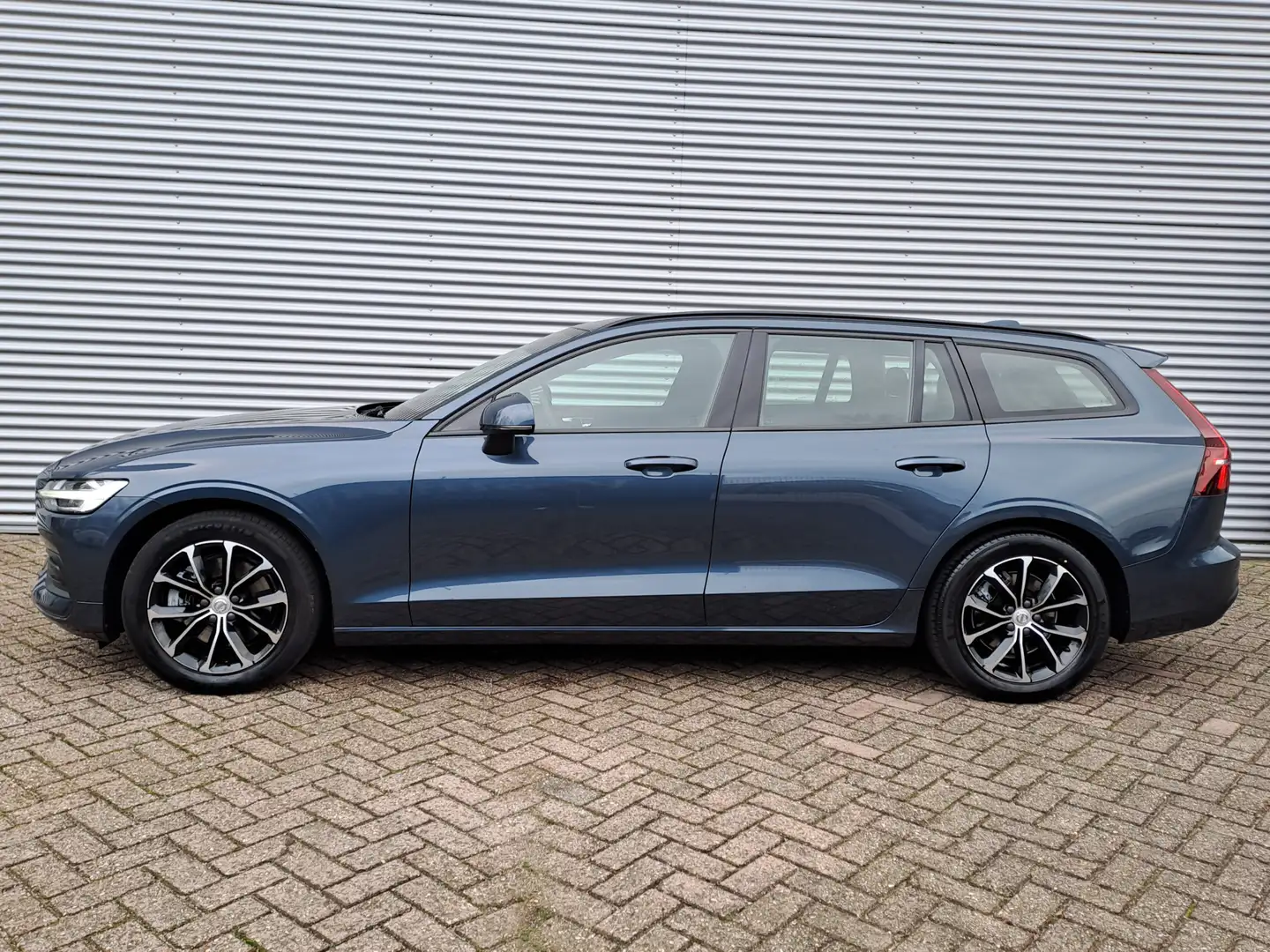 Volvo V60 2.0 B3 Momentum Advantage | Automaat | Navi | Came Blauw - 2