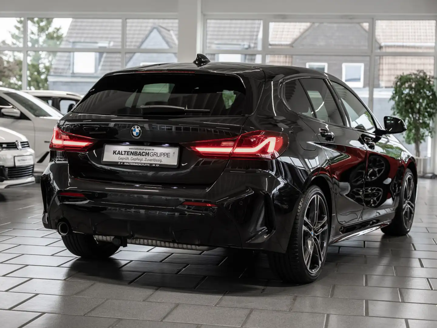 BMW 118 i M-Sport AHK LED ACC NAVI H/K KAMERA SHZ Schwarz - 2