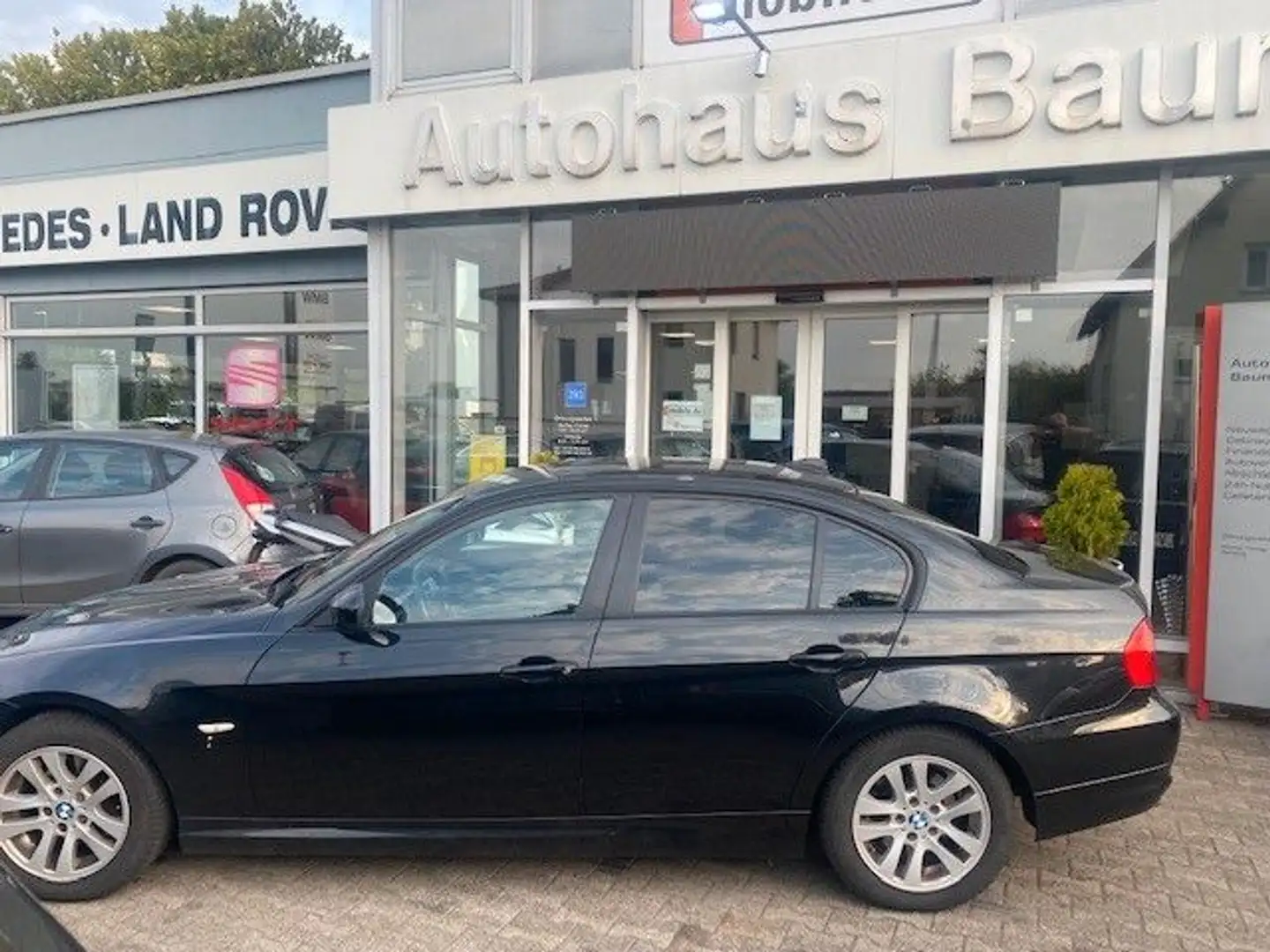BMW 320 Baureihe 3 Lim. 320i Noir - 1