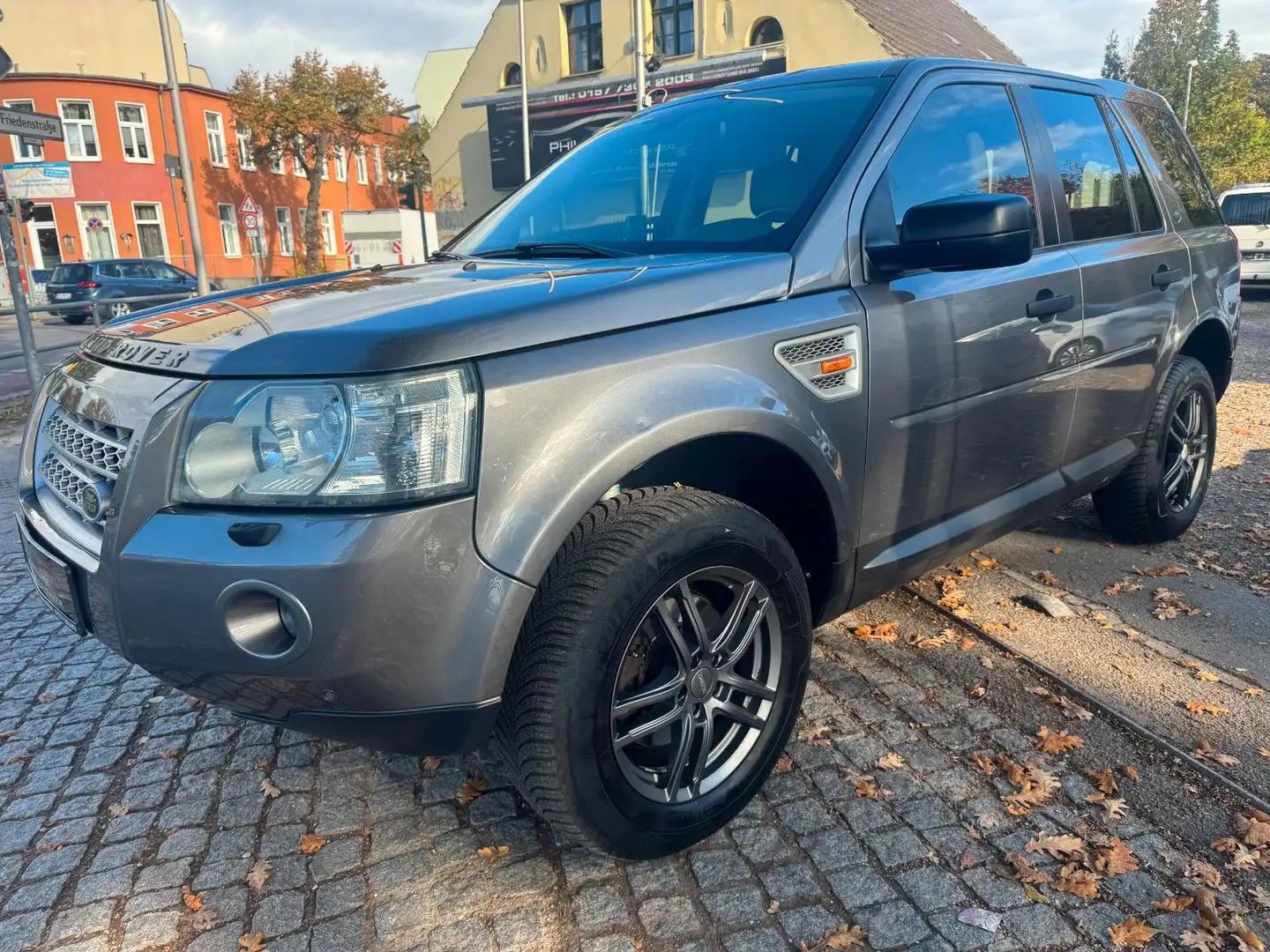 Land Rover Freelander 2 HSE i6*LEDER*NAVI*2xPDC*TÜV 06/2027 Grau - 1