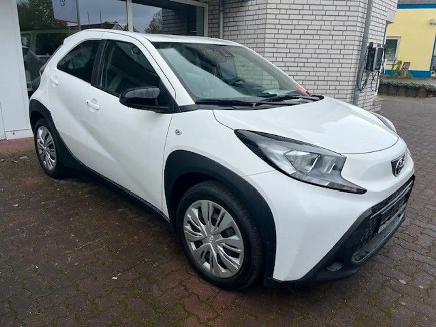 Toyota Aygo 1,0 X Play Comfortpaket Garantie bis 2038 Weiß - 1