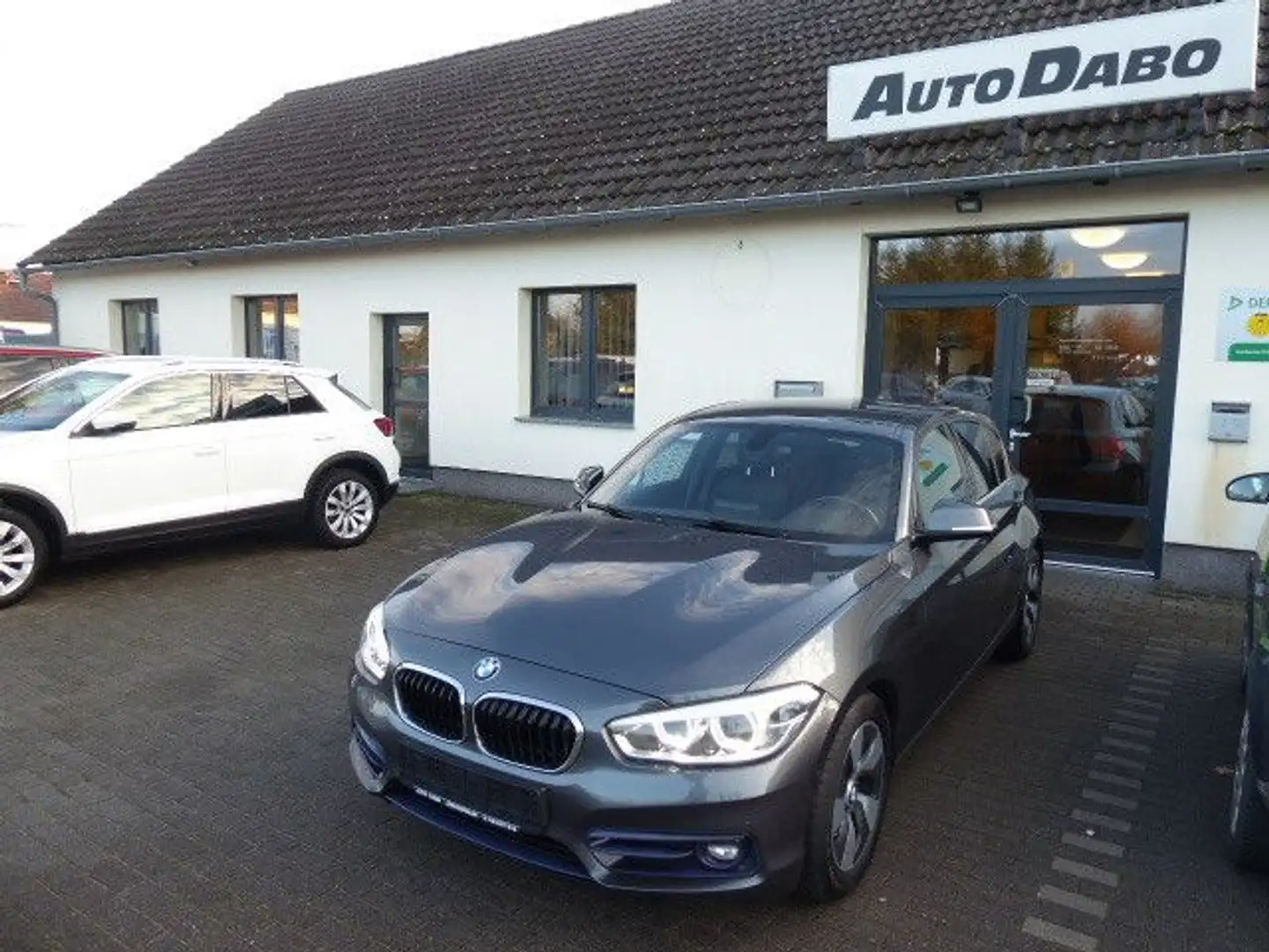 BMW 116 d Efficient Dynamics Sport Line Grau - 1