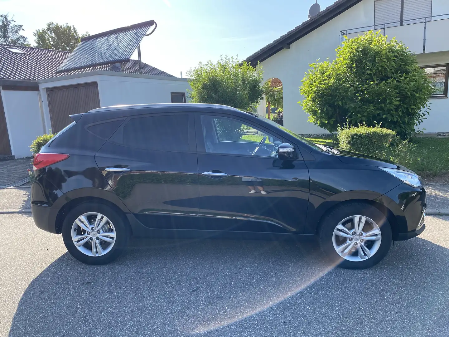 Hyundai iX35 2.0 CRDi 4WD Automatik Premium Schwarz - 2