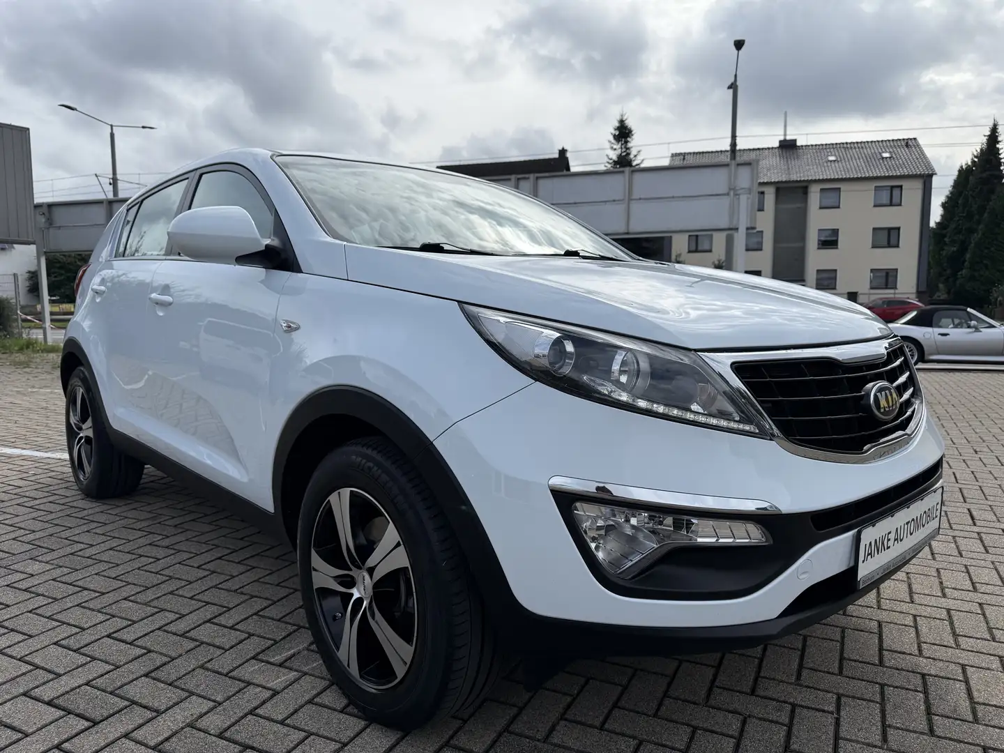 Kia Sportage Attract 2WD/1HAND/Neu Inspektion/AHK/8fach alu. Blanc - 1