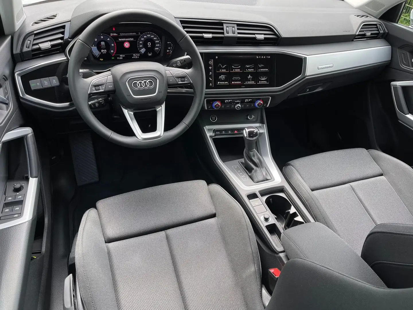 Audi Q3 40 TDI quattro AHK+StandH+CAM+Keyless+ACC+LED Weiß - 2