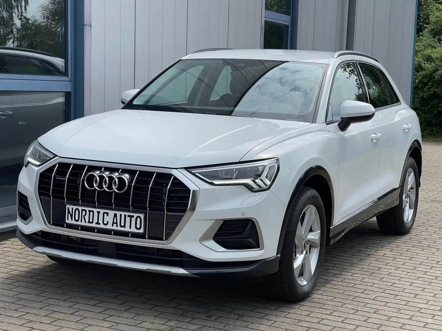 Audi Q3 40 TDI quattro AHK+StandH+CAM+Keyless+ACC+LED Weiß - 1
