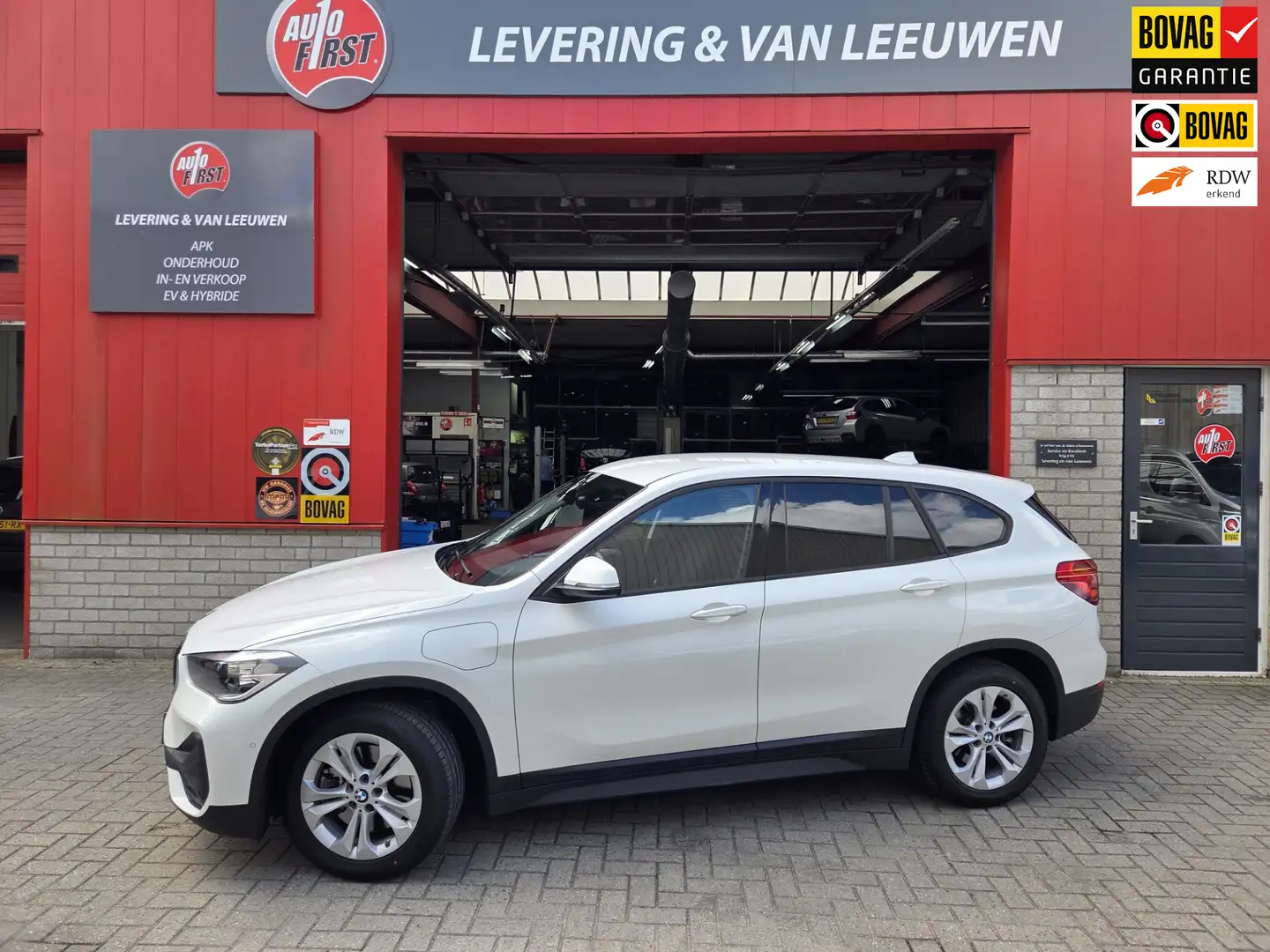 BMW X1 XDrive25e PHEV Automaat Navigatie/ Parkeersensoren Wit - 1