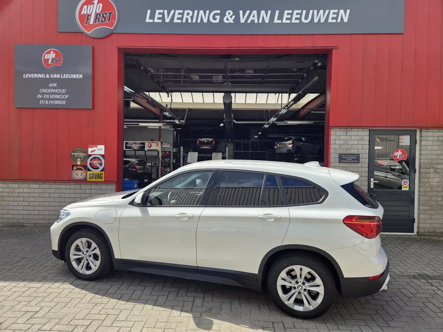 BMW X1 XDrive25e PHEV Automaat Navigatie/ Parkeersensoren Wit - 2
