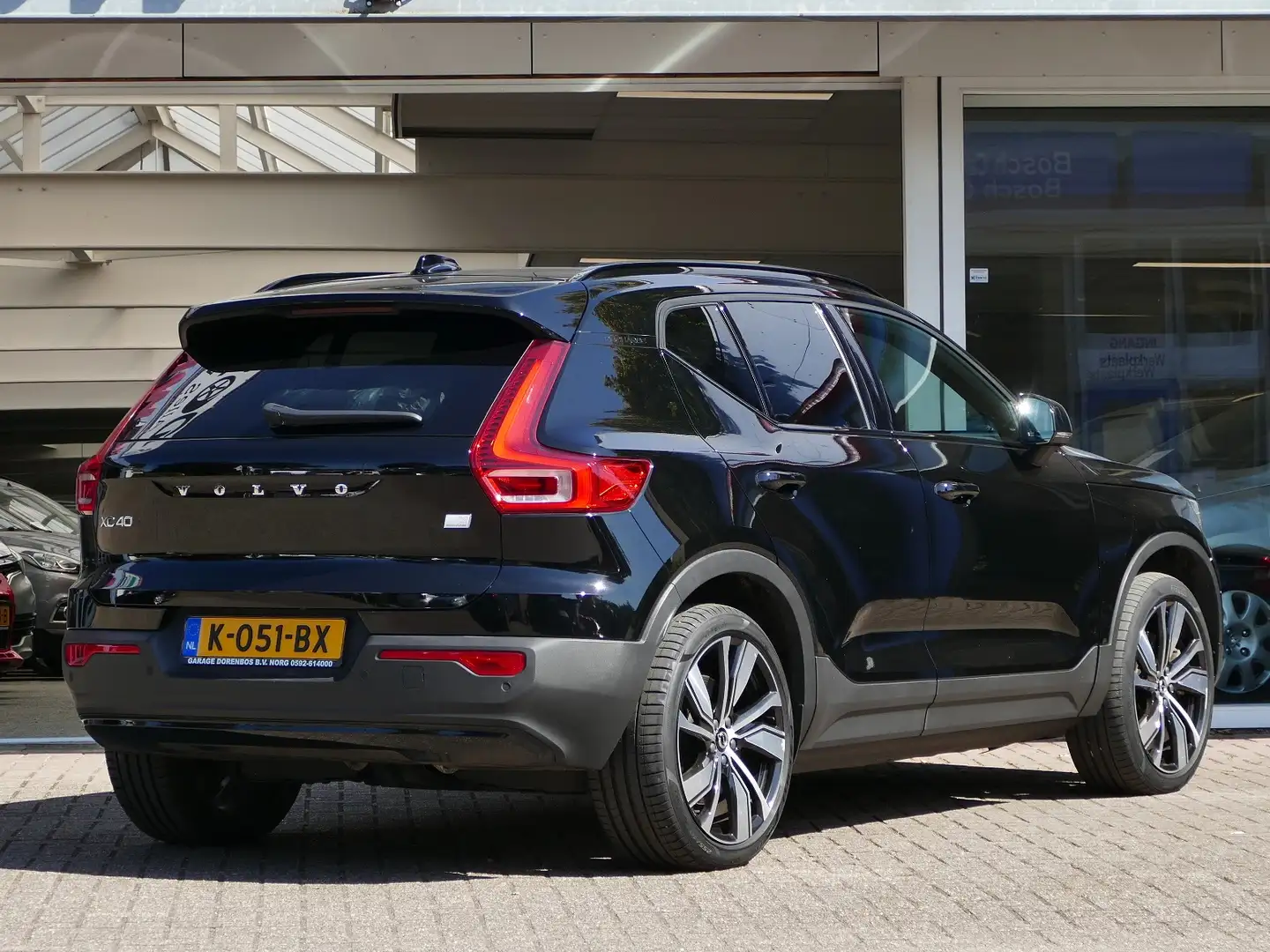 Volvo XC40 Recharge P8 AWD R-Design | schuifdak | Harman Kard Zwart - 2